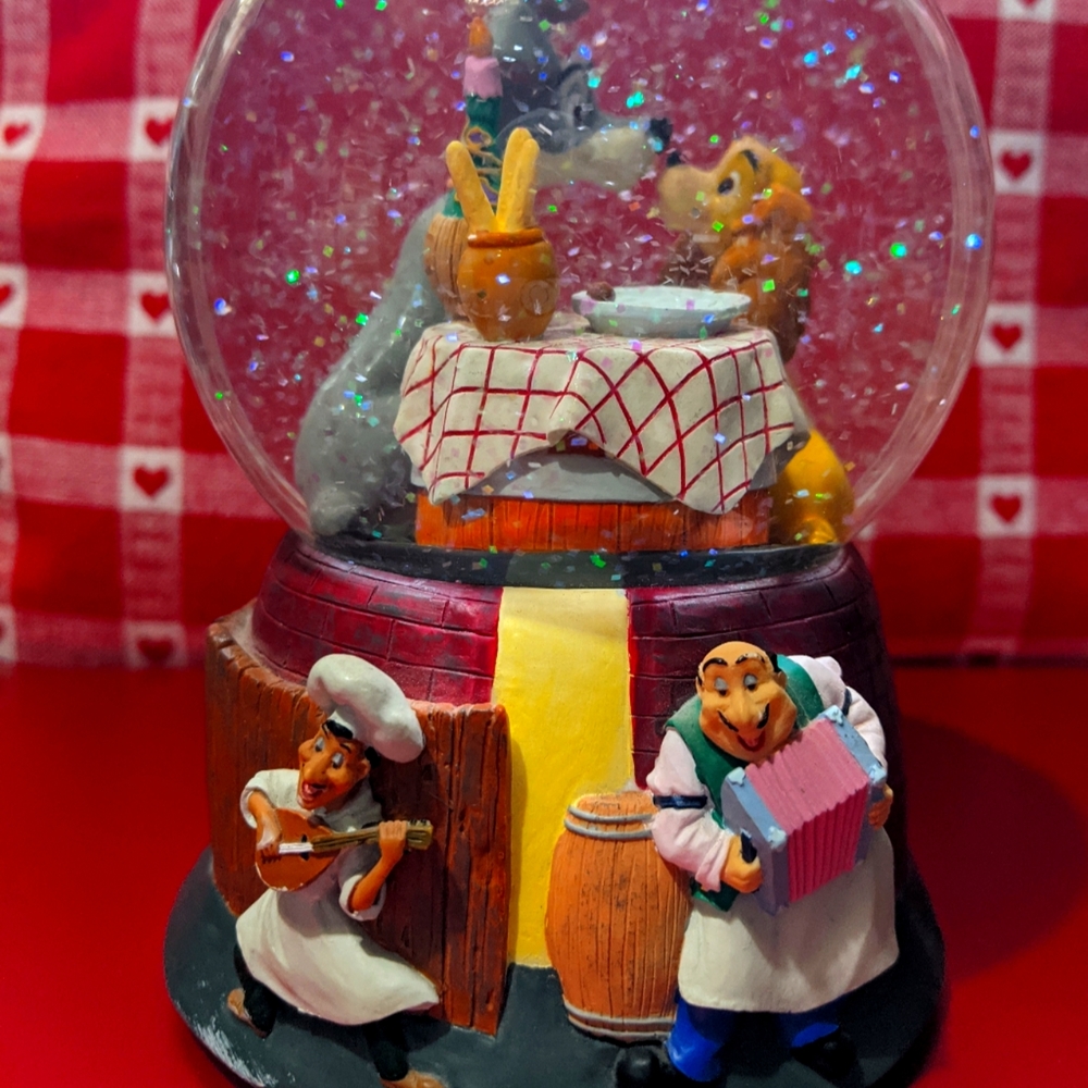 Disney lady and the tramp snow globe